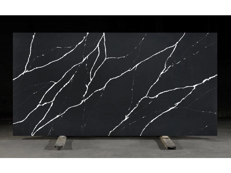 Comptoirs en quartz à l'aspect de marbre noir avec des veines blanches